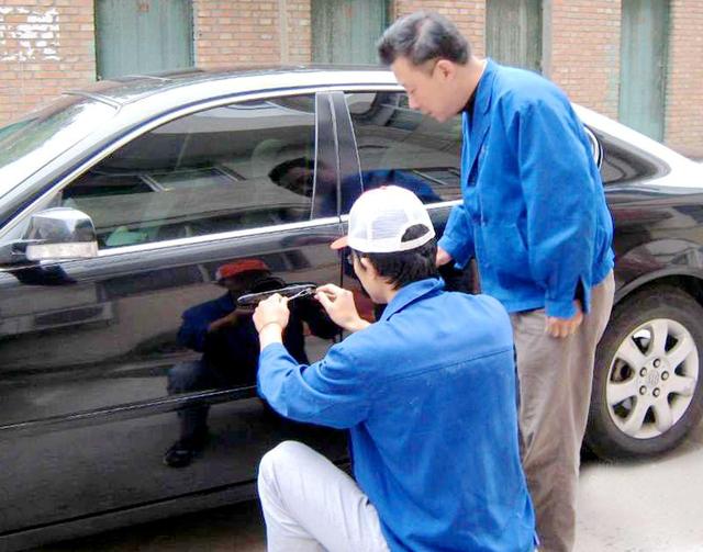 大望路汽车钥匙丢在车里面怎么办?